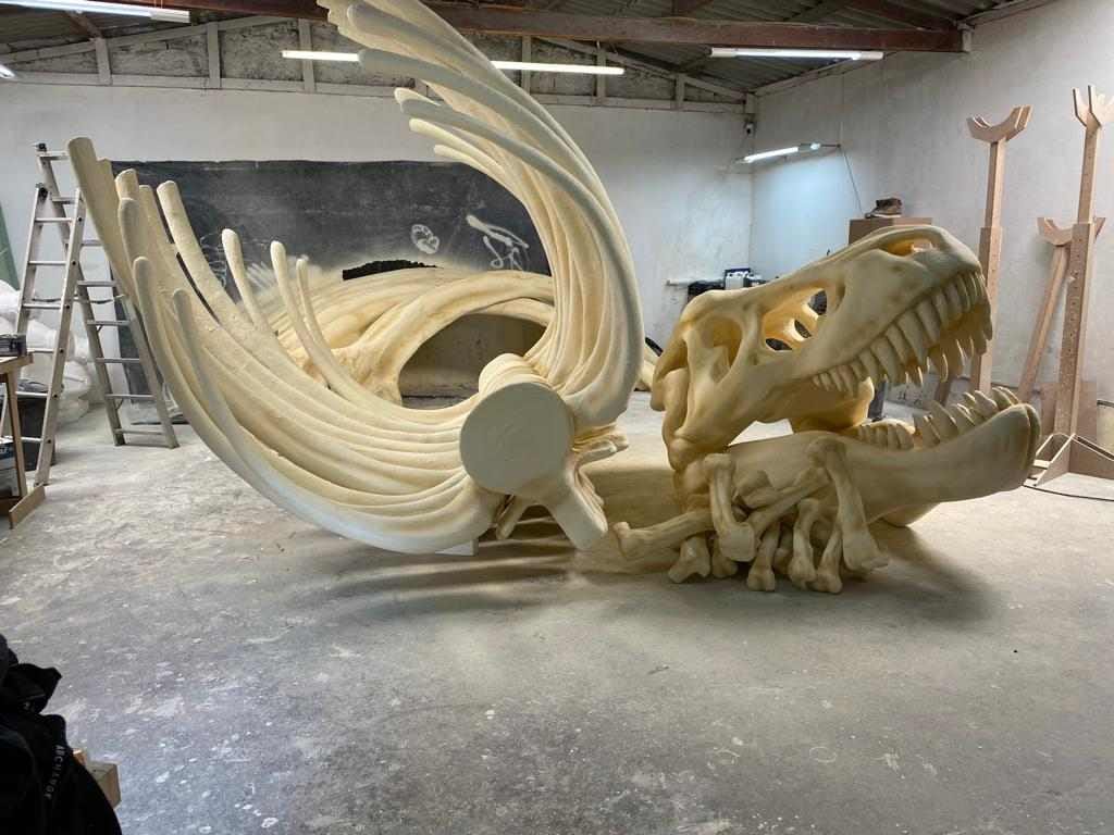 Esqueleto cenográfico de dinossauro em fabricação dentro do ateliê