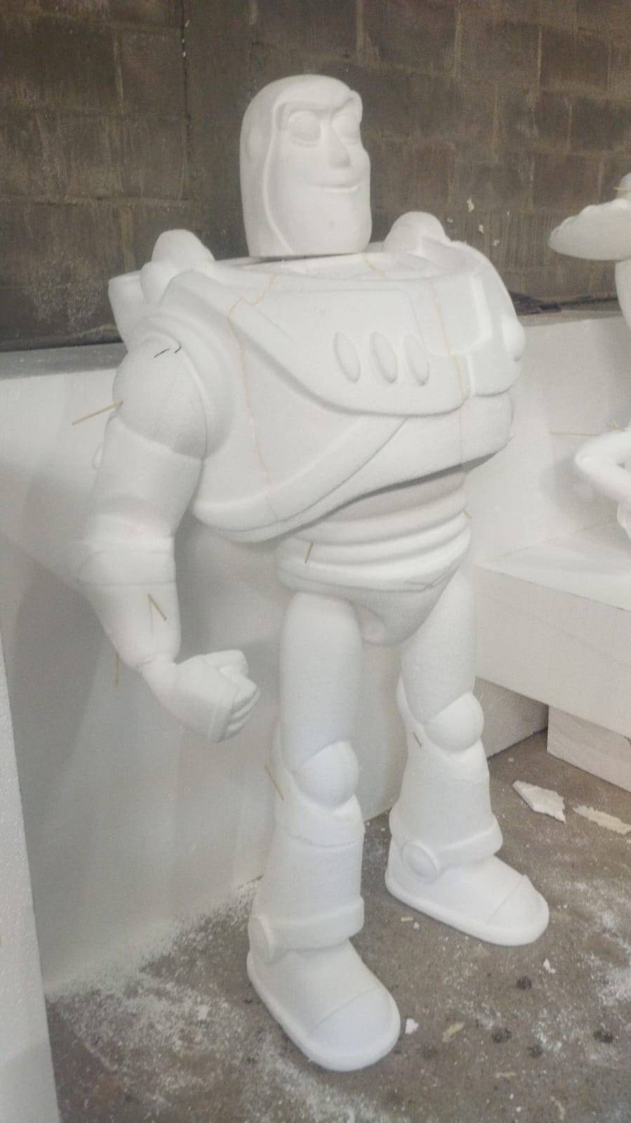 Escultura de personagem em espuma branca durante a fabricação