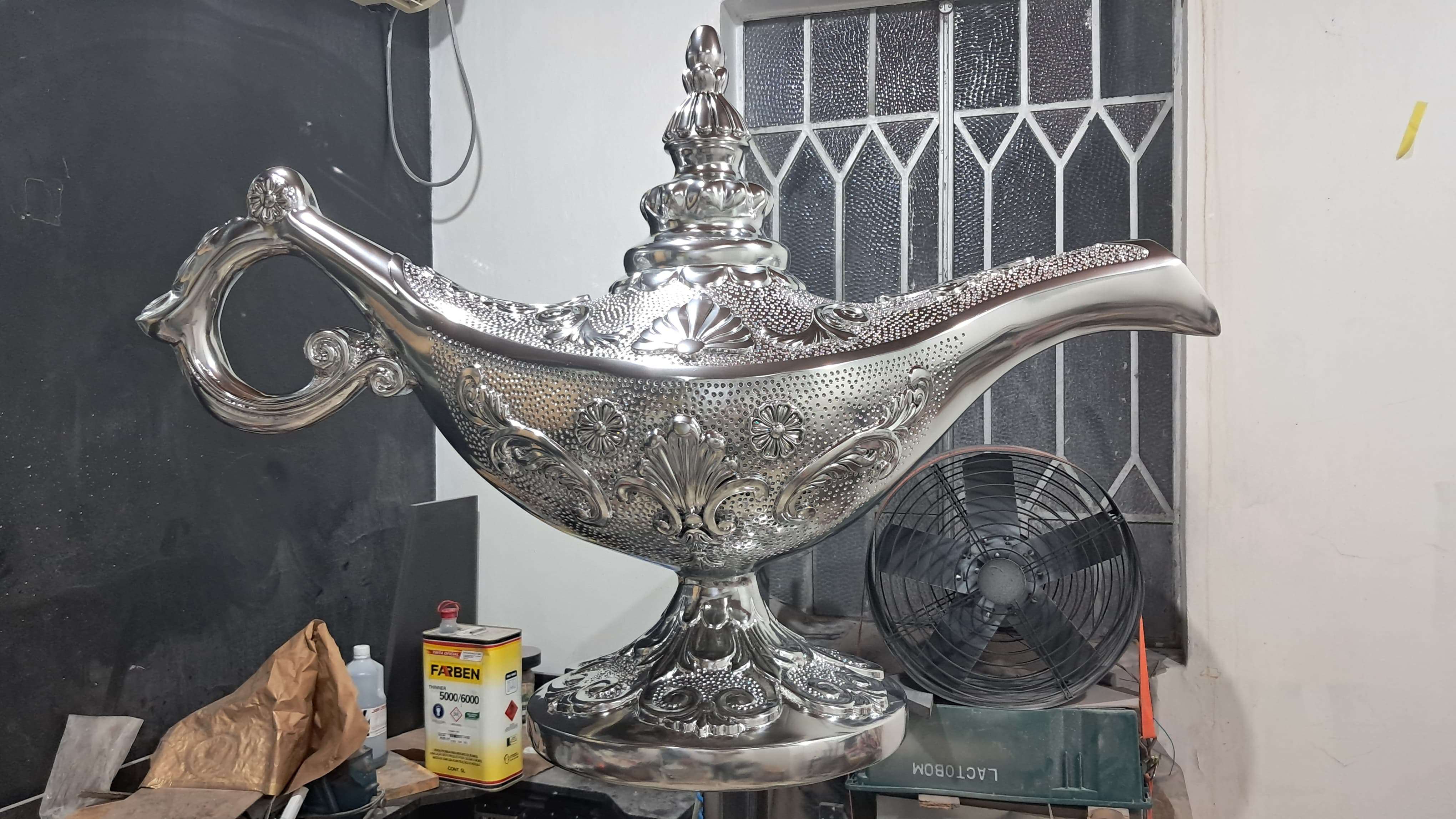Lâmpada cenográfica finalizada com acabamento metálico espelhado